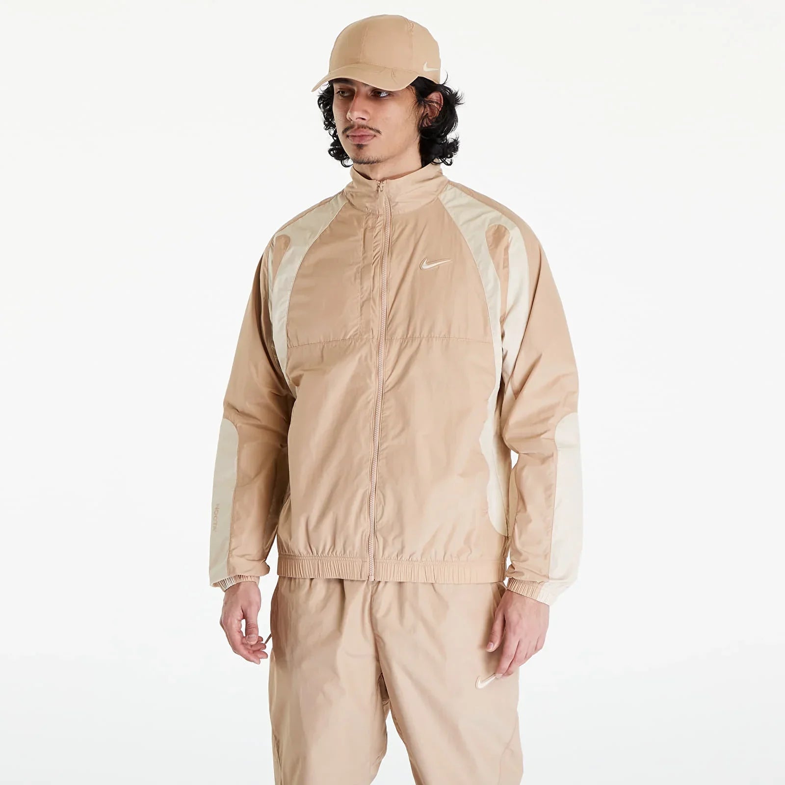 Conjunto Nike x NOCTA Woven Track Beige Areia/Café Claro
