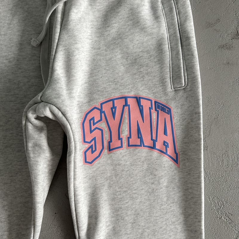 Conjunto Syna World College Logo Gris/Rosa