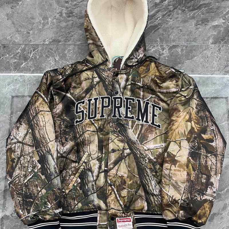 Chamarra Supreme x Mitchell & Ness Varsity Satin AP Camo