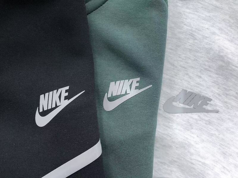 Conjunto Nike Tech Fleece Negro (Reflective)