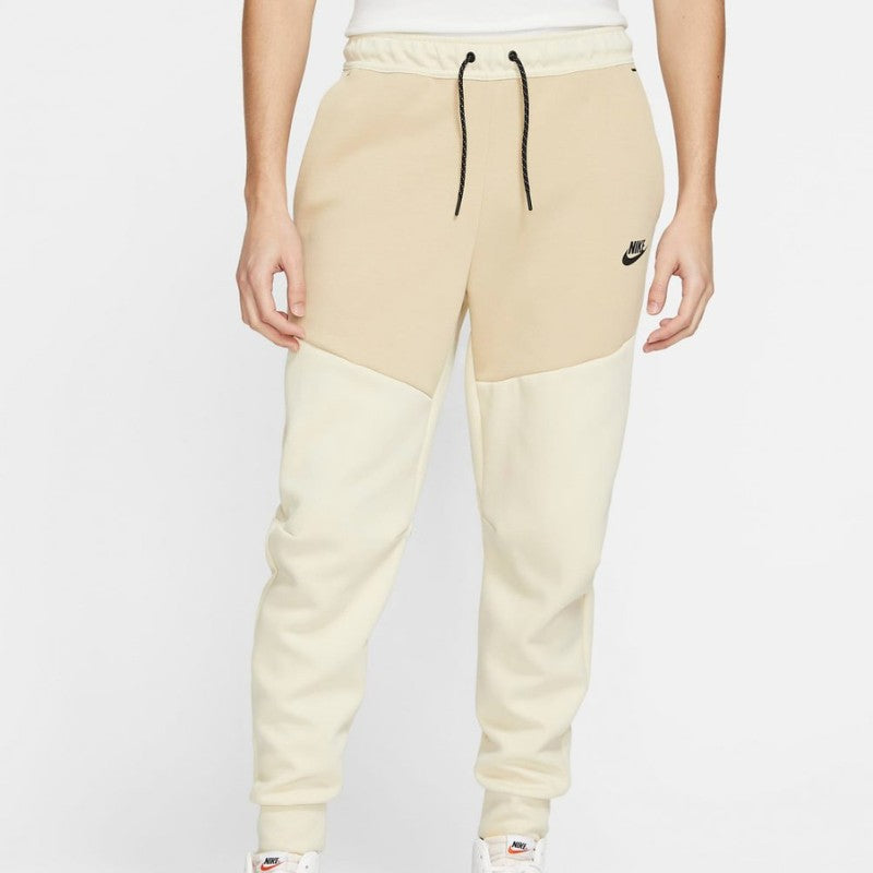 Pantalón Nike Tech Fleece Creme