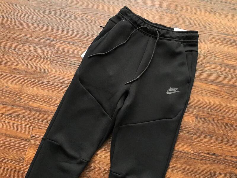 Pantalón Nike Tech Fleece Preta