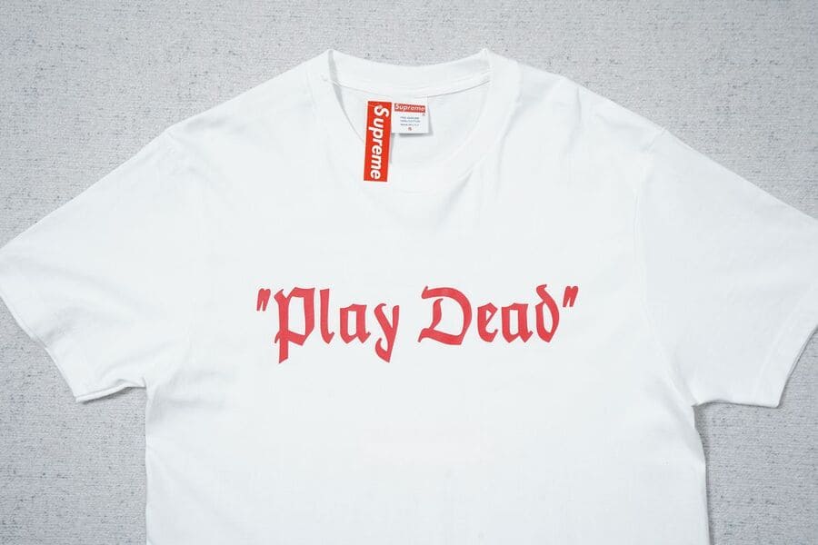 Playera Supreme “Play Dead”