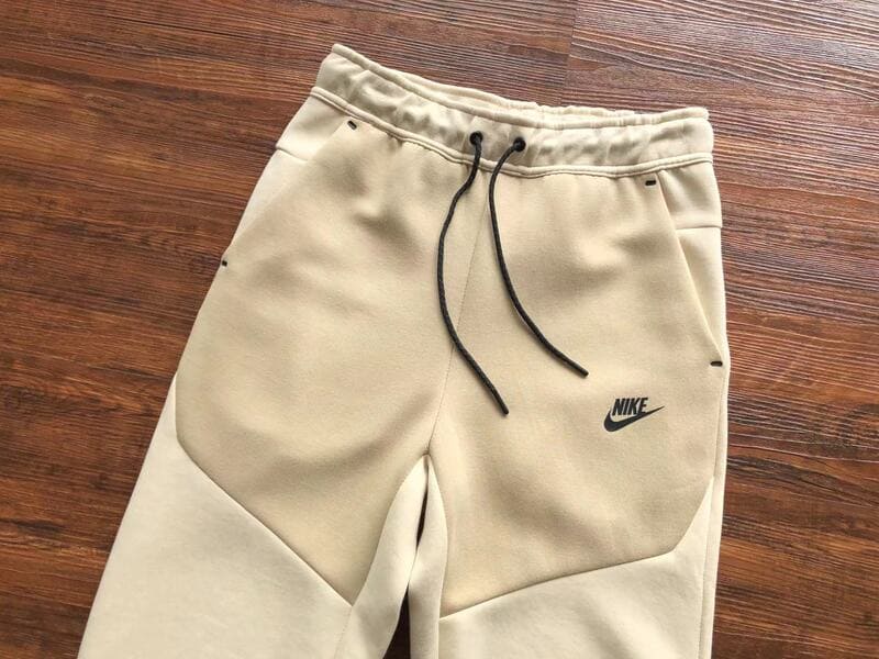 Pantalón Nike Tech Fleece Creme