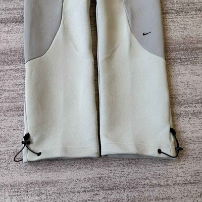 Pantalón Nike Tech Fleece Pro Gris