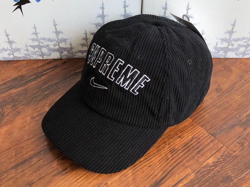 Gorra Supreme x Nike Arc