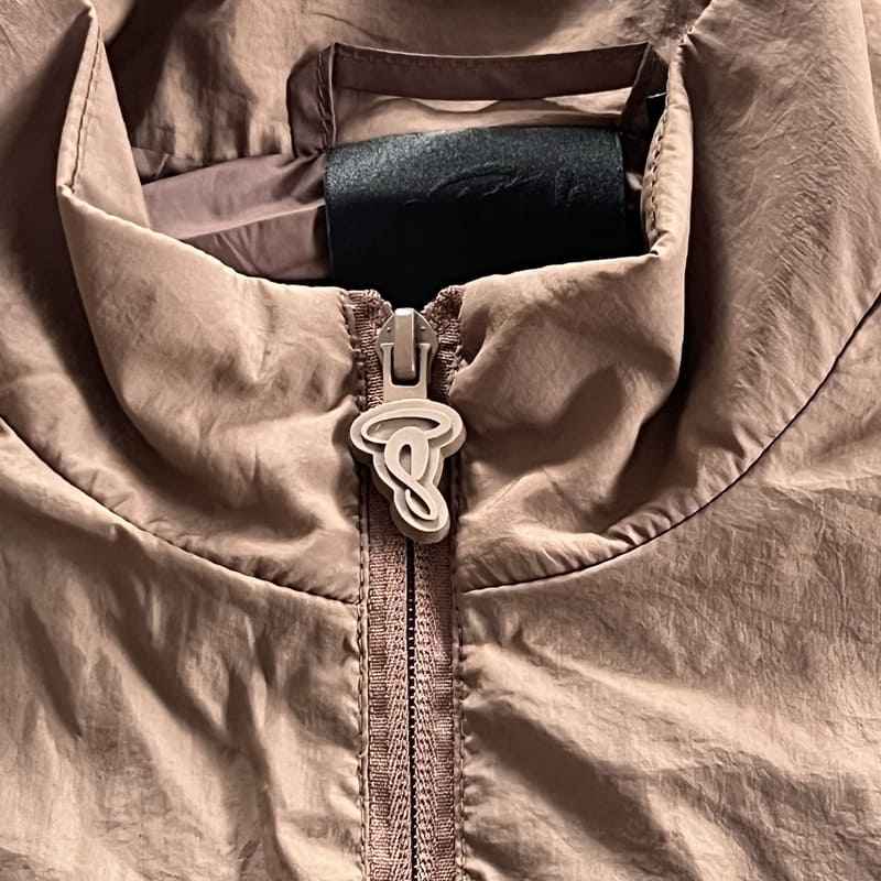 Conjunto Synaworld 'Syna Logo' Shell Café/Beige