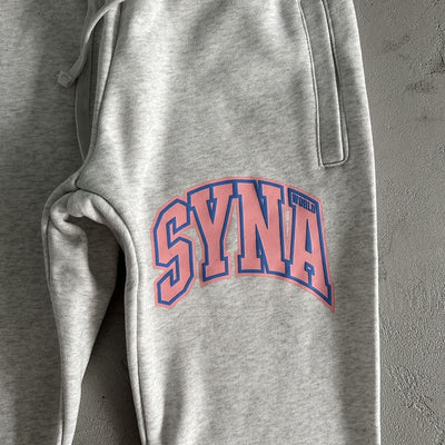 Conjunto Syna World College Logo Gris/Rosa