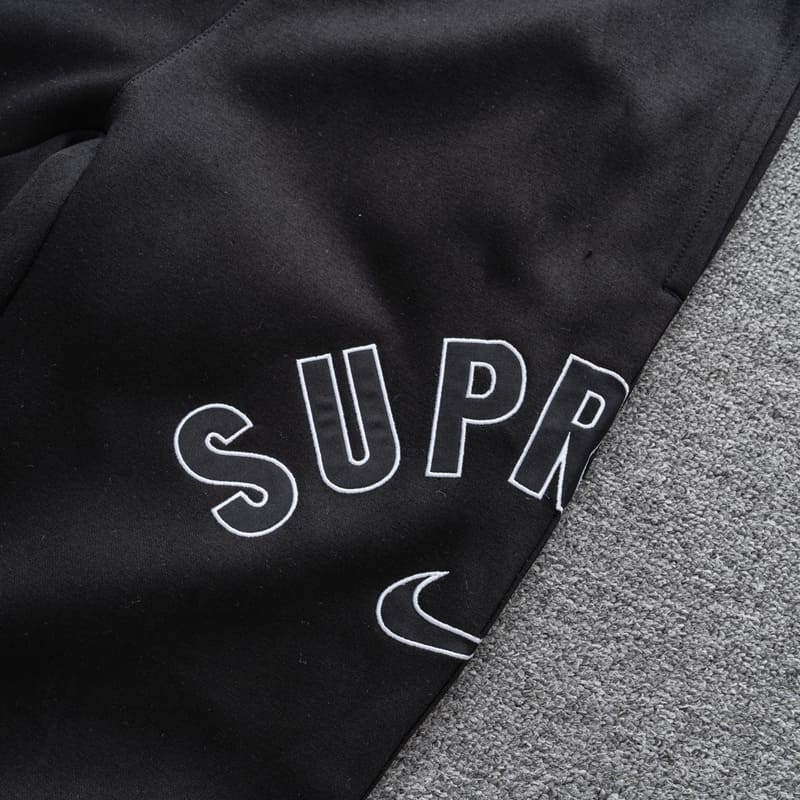 Pantalón Supreme x Nike Arc