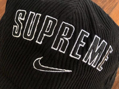 Gorra Supreme x Nike Arc