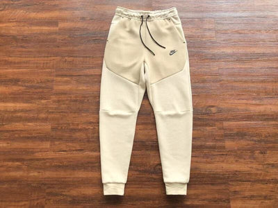 Pantalón Nike Tech Fleece Creme
