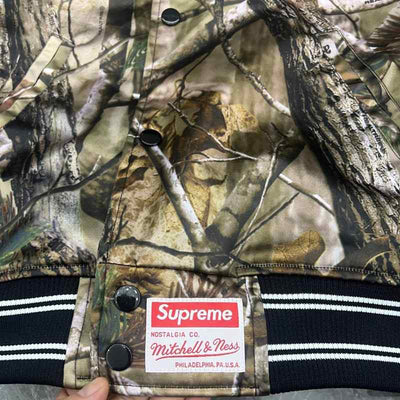 Chamarra Supreme x Mitchell & Ness Varsity Satin AP Camo