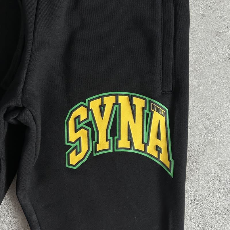 Conjunto Syna World College Logo Negro/Amarillo