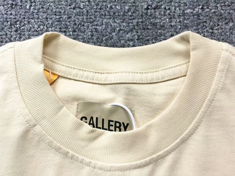 Playera Gallery Dept Souvenir Creme