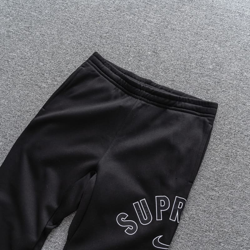 Pantalón Supreme x Nike Arc