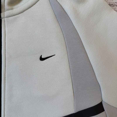 Chamarra Nike Tech Fleece Pro Wear Gris