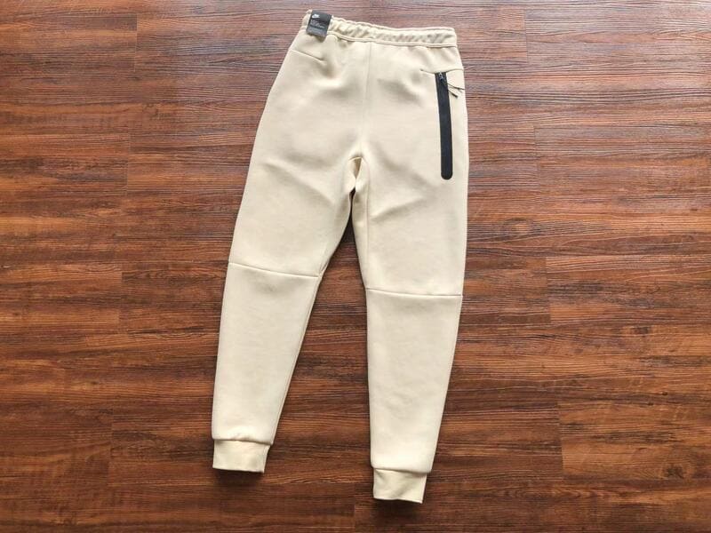Pantalón Nike Tech Fleece Creme