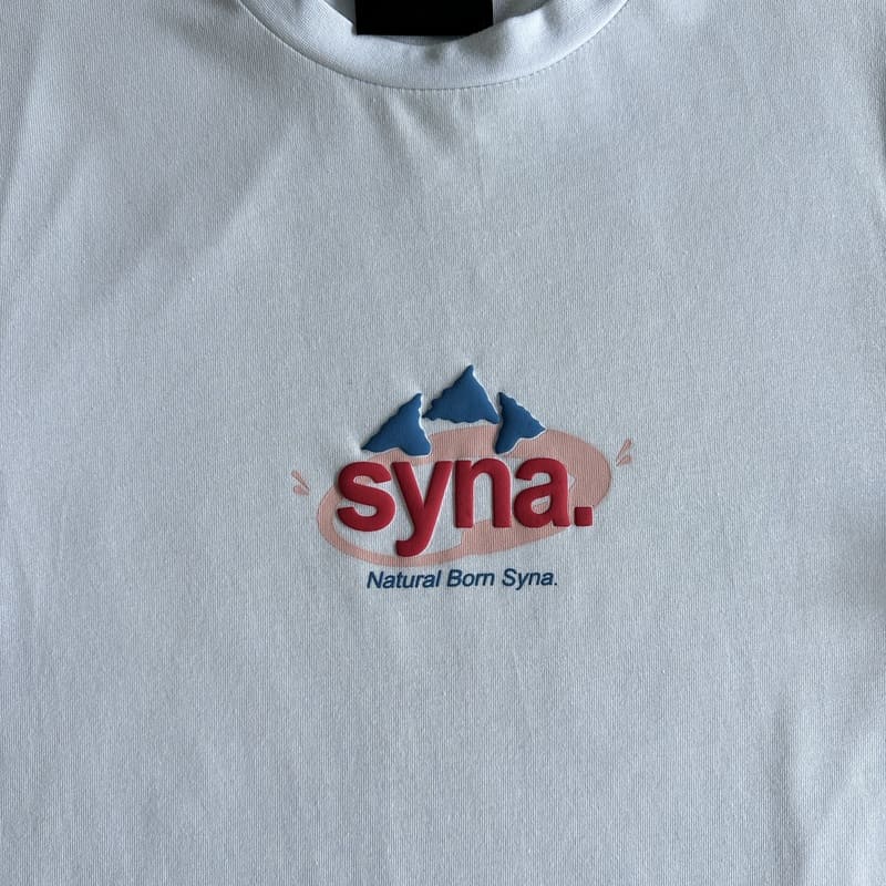 Playera Syna World x Evian Logo