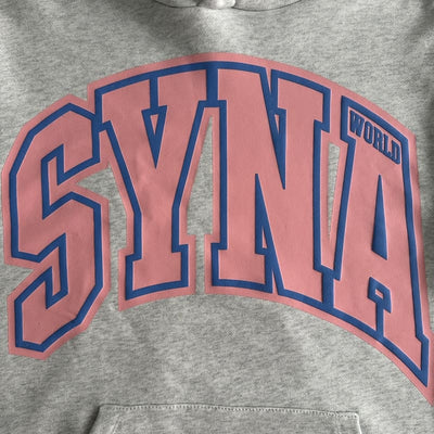 Conjunto Syna World College Logo Gris/Rosa