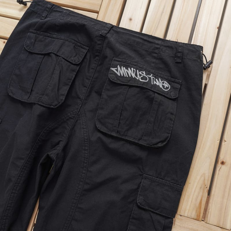 Pantalón Minus Two Cargo Negro/Gris