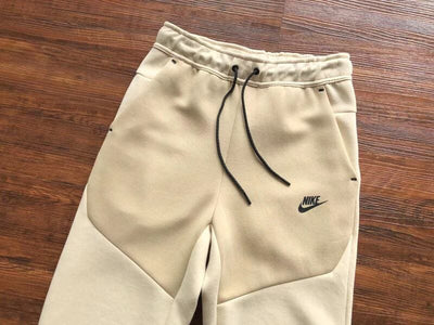 Pantalón Nike Tech Fleece Creme