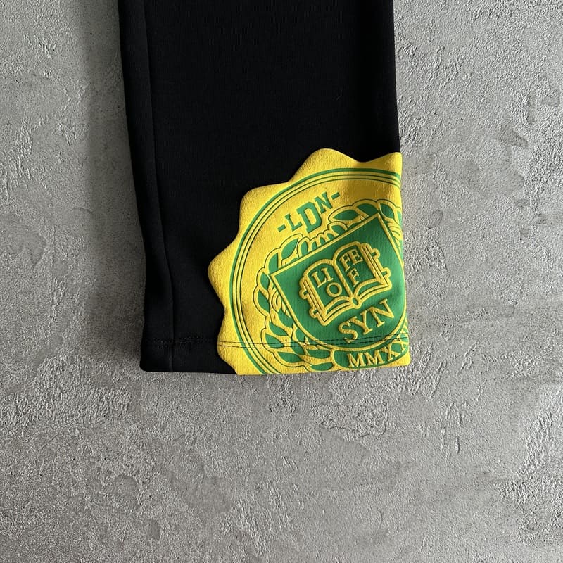 Conjunto Syna World College Logo Negro/Amarillo